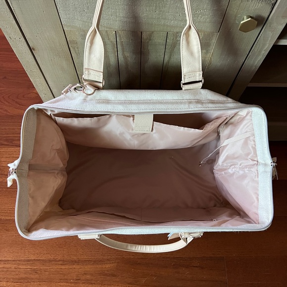 NWT Beis Weekender in Beige - Picture 2 of 2